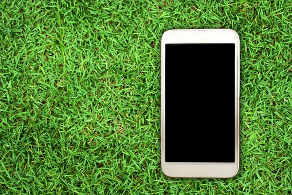 Smartphone sobre hierba fondo — Foto de Stock