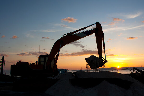 экскаватор делает земляные движения
