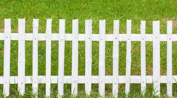 Recinzione in legno ed erba — Foto Stock