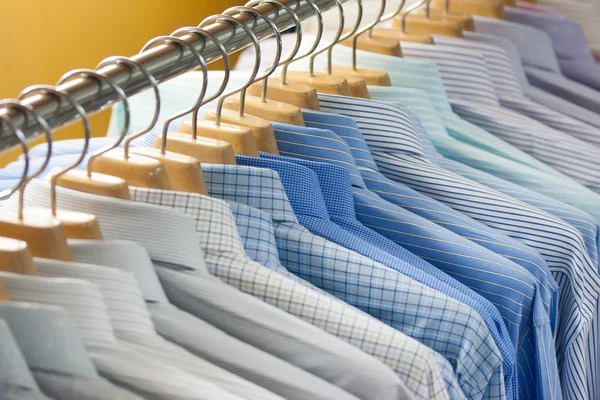 Kleurrijke shirt op hangers — Stockfoto