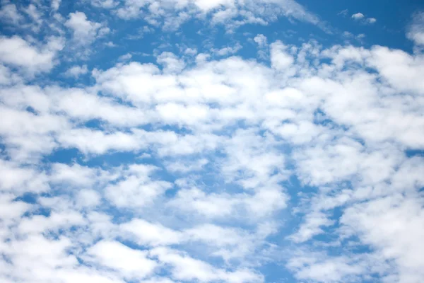 Bakgrunn fra skyer og blå himmel – stockfoto