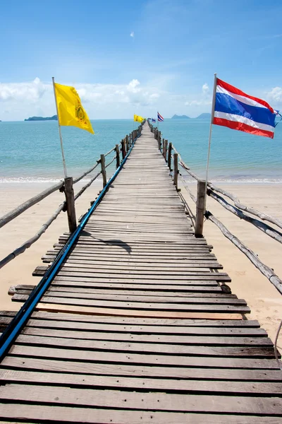 Ξύλινη γέφυρα προς τη θάλασσα, Ταϊλάνδη — Φωτογραφία Αρχείου