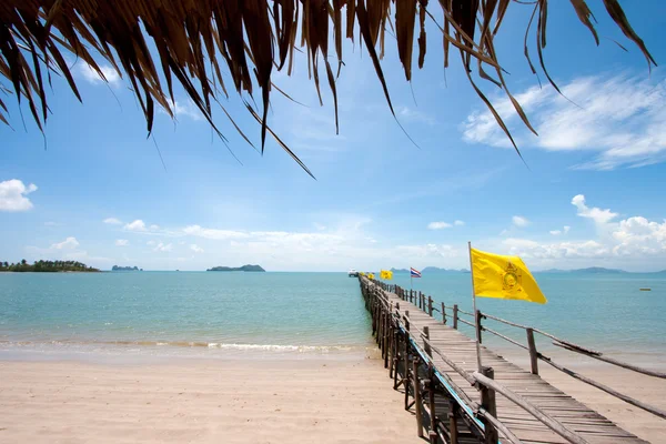 Pont en bois dans la mer Thaïlande — Photo