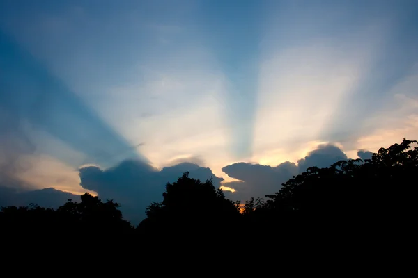 Nuvens e raios solares — Fotografia de Stock