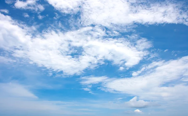 Nube y cielo azul de fondo — Foto de Stock