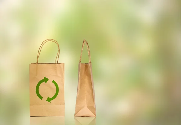 Brązową papierową torbę na zielonym tle — Zdjęcie stockowe
