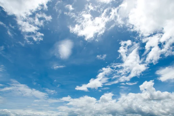 Bakgrunn fra skyer og blå himmel – stockfoto