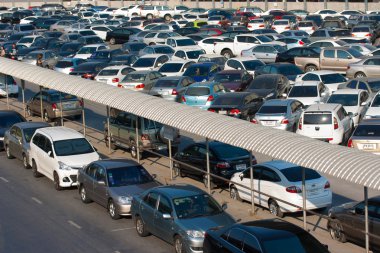 Park ve yan çok bir Bts istasyonu Chatuchak içinde araba park 