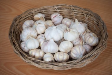 sepeti ahşap arka plan üzerinde beyaz sarımsak