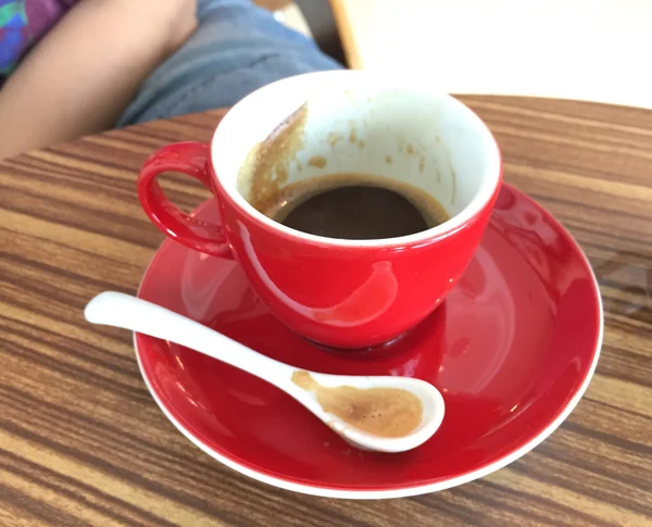 Een rode kop koffie — Stockfoto