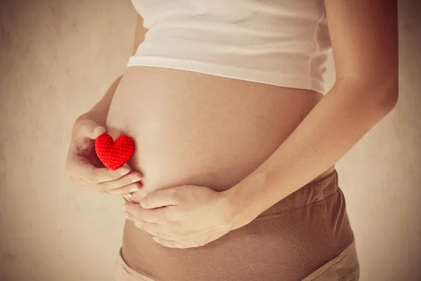 Schwangere hält Hand auf Bauch — Stockfoto