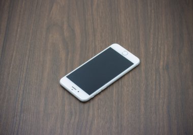 Apple Iphone 6 ile boş perde ahşap döşeme beyaz renkte