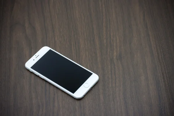 Apple Iphone 6 ile boş perde ahşap döşeme beyaz renkte