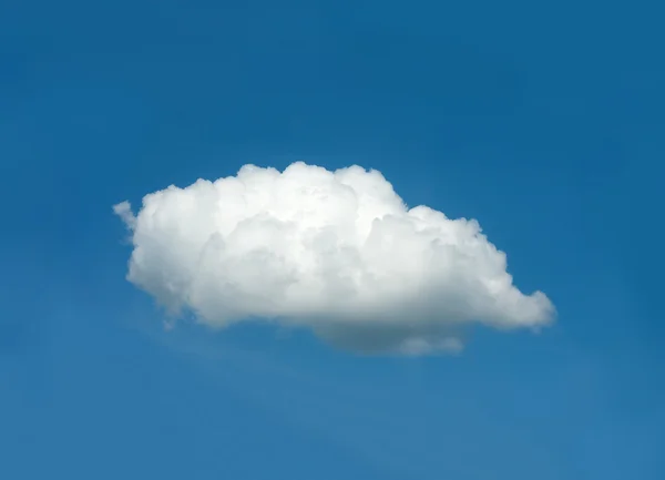 Jeden bílý oblak na modré obloze — Stock fotografie