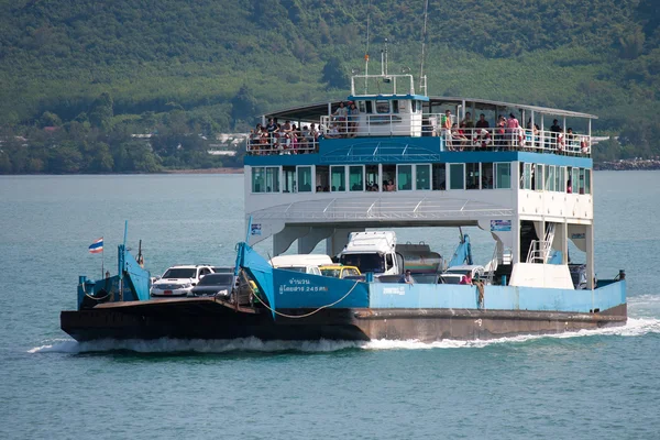 Touristes et voitures chargés sur le ferry-boat et se dirigeant vers Koh Chang — Photo