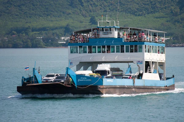 Turister og biler lastet på færge båd og på vej til Koh Chang - Stock-foto