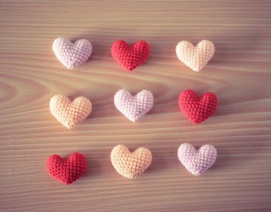 Ahşap arka plan üzerinde renkli iplik Kalpler