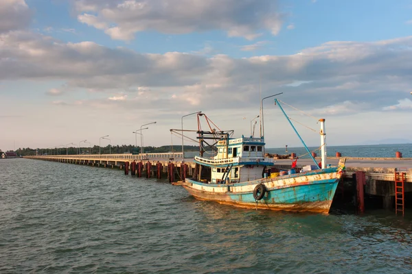 Bateaux de pêche amarrés le long de la jetée — Photo