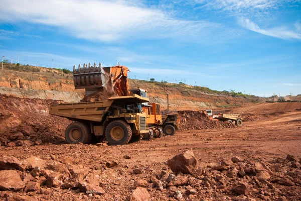 Grande caminhão de mineração no local de trabalho transporte de carvão — Fotografia de Stock