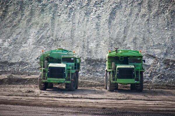 Grote mijnbouw vrachtwagen bij werk site kolen vervoer — Stockfoto