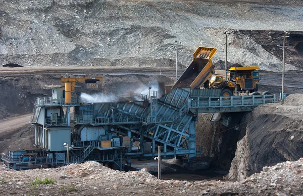 Planta de preparación de carbón. Camión minero grande en el sitio de trabajo tranvía de carbón — Foto de Stock