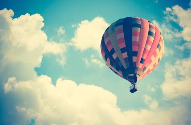 Sıcak hava balonu gökyüzünde