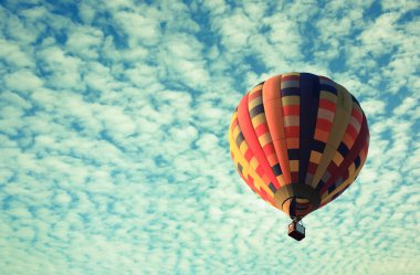 Sıcak hava balonu gökyüzünde