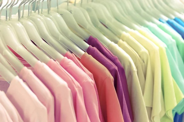 Kleurrijke t-shirt op hangers — Stockfoto