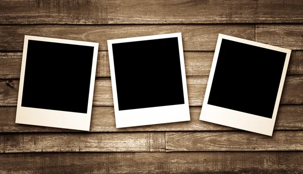 Ahşap arka plan üzerinde boş fotoğraf çerçeveleri 