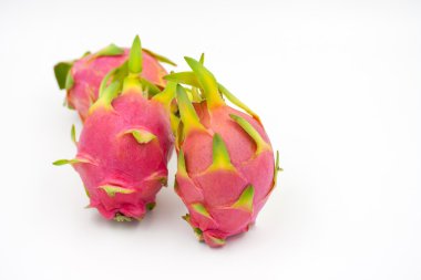 Ejder Meyvesi beyaz arkaplanda izole.