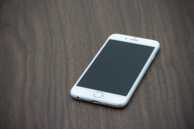 Apple Iphone 6 ile boş perde ahşap döşeme beyaz renkte