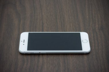 Apple Iphone 6 ile boş perde ahşap döşeme beyaz renkte