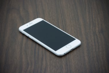 Apple Iphone 6 ile boş perde ahşap döşeme beyaz renkte