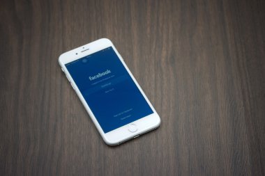 Apple Iphone 6 woode üzerinde döşeme facebook sayfası ile beyaz renkte