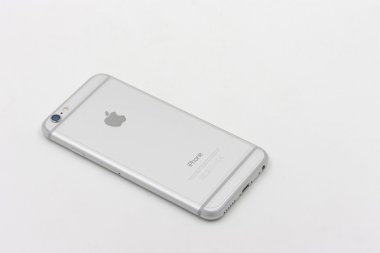 Apple Iphone 6 arka beyaz arka plan üzerinde döşeme beyaz renkte