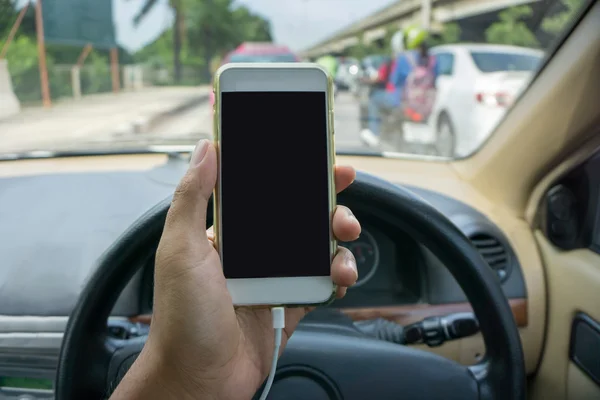 Using a smartphone while driving a car — Stock Photo, Image
