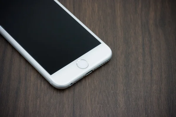 Apple Iphone 6 ile boş perde ahşap döşeme beyaz renkte