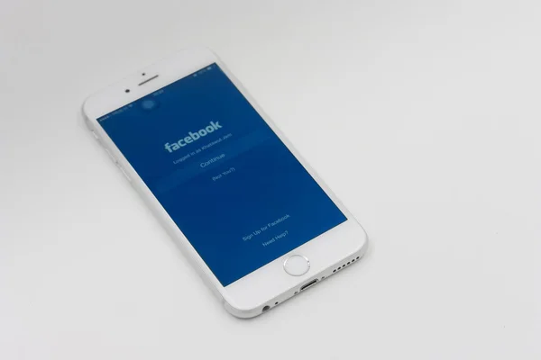 Apple iPhone 6 en couleur blanche avec facebook page pose sur blanc — Photo