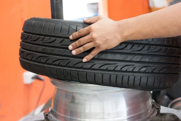 Mecánico cambio de neumáticos de coche primer plano —  Fotos de Stock