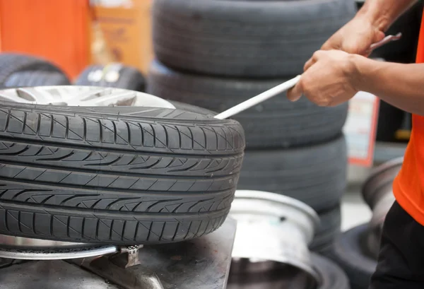 Mecánico cambio de neumáticos de coche primer plano —  Fotos de Stock