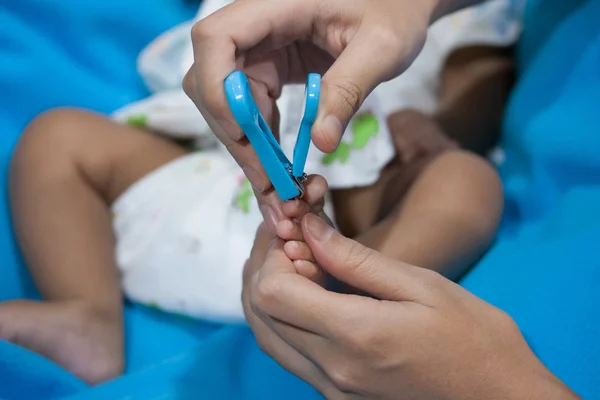 Mamá cortar los bebés uñas —  Fotos de Stock