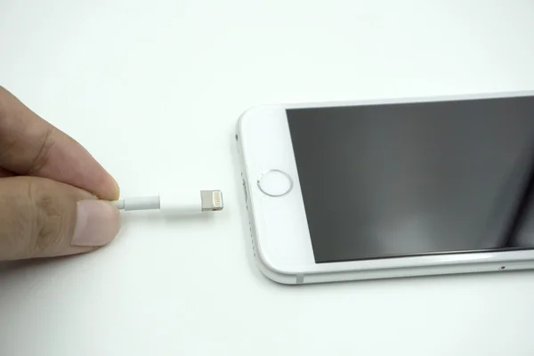Imagem de perto do novo iphone de maçã 6s com o cabo de carregamento — Fotografia de Stock