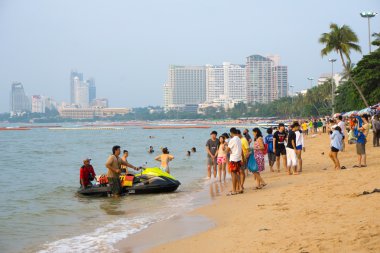 Pattaya körfezinin etrafında tur sonra plaja gezginler vardır