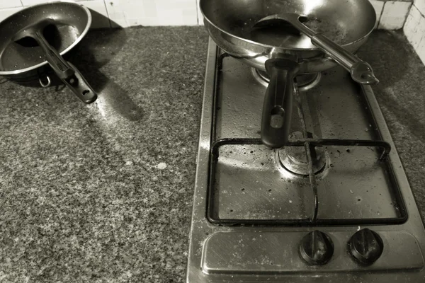 Vuile gaskachel branders in keuken — Stockfoto