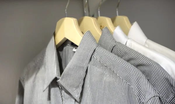 Mannen Shirts op Hanger — Stockfoto