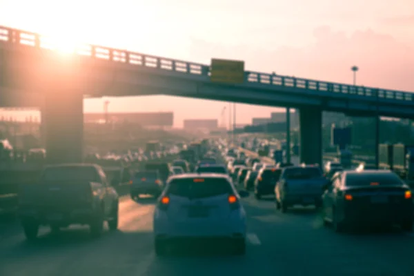 Autoverkeer tegen de zonsondergang achtergrond. — Stockfoto