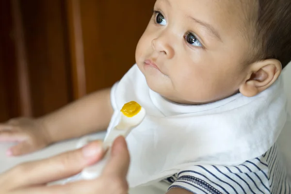 Eten van de lepel van de Aziatische baby zes maanden — Stockfoto