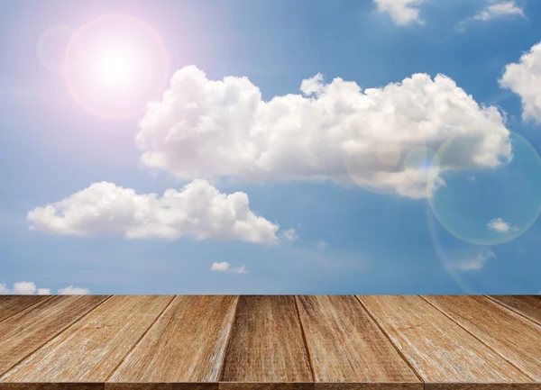 木製テーブル トップ青い空・雲の背景 — ストック写真
