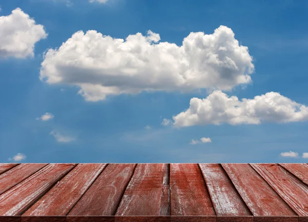 木製テーブル トップ青い空・雲の背景 — ストック写真