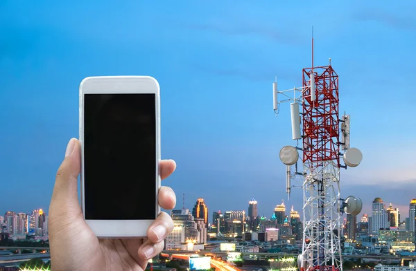 La mano del hombre muestra el teléfono inteligente blanco en posición vertical — Foto de Stock